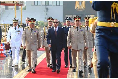 الرئيس السيسي مع وزير الدفاع ورئيس الأركان في زيارة لقبر الجندي المجهول